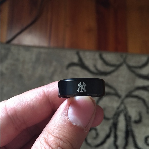 New York Yankees Black Ring - Picture 3 of 5